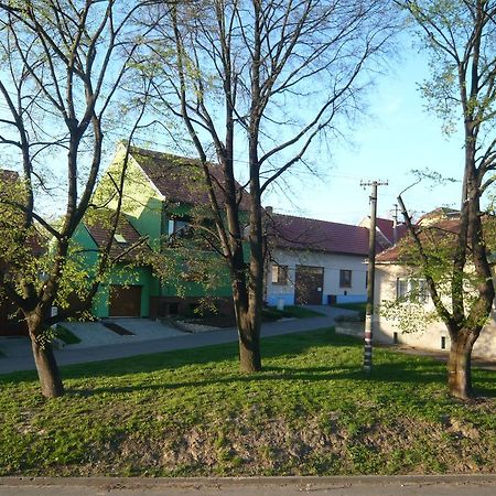 Za Kaplicku Pensionat Hovorany Exteriör bild