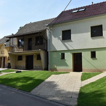 Za Kaplicku Pensionat Hovorany Exteriör bild