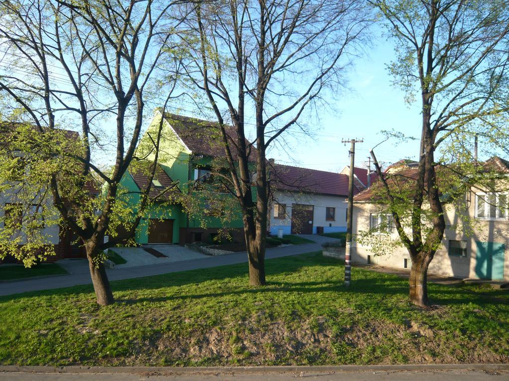 Za Kaplicku Pensionat Hovorany Exteriör bild